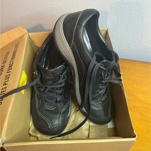 EUC Keen Women’s PTC Oxford Soft toe (MBCS)
